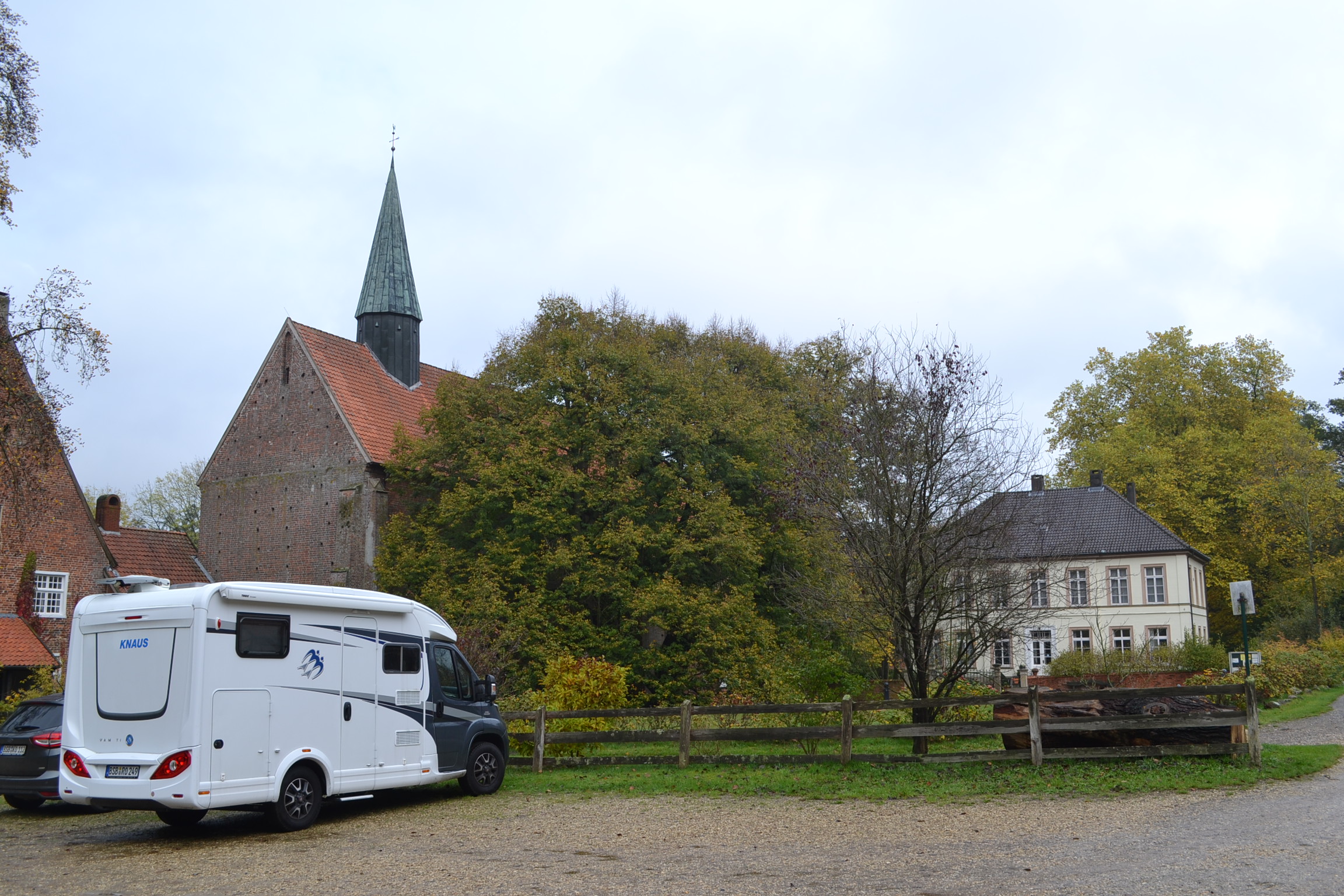 RV park - Lastrup - einfacher Wohnmobilstellplatz auf dem Parkplatz der Klosteranlage Stift Börstel.
Maximal für 3 Wohnmobile.  - Stift Börstel