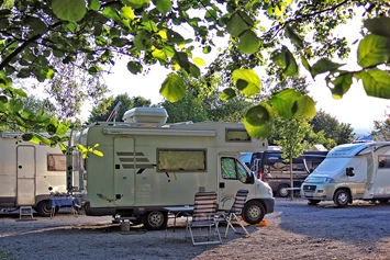 Wohnmobilstellplatz: Stellplätze auf dem geschotterten Platz. - Wohnmobilstellplatz am Weingut Hauer