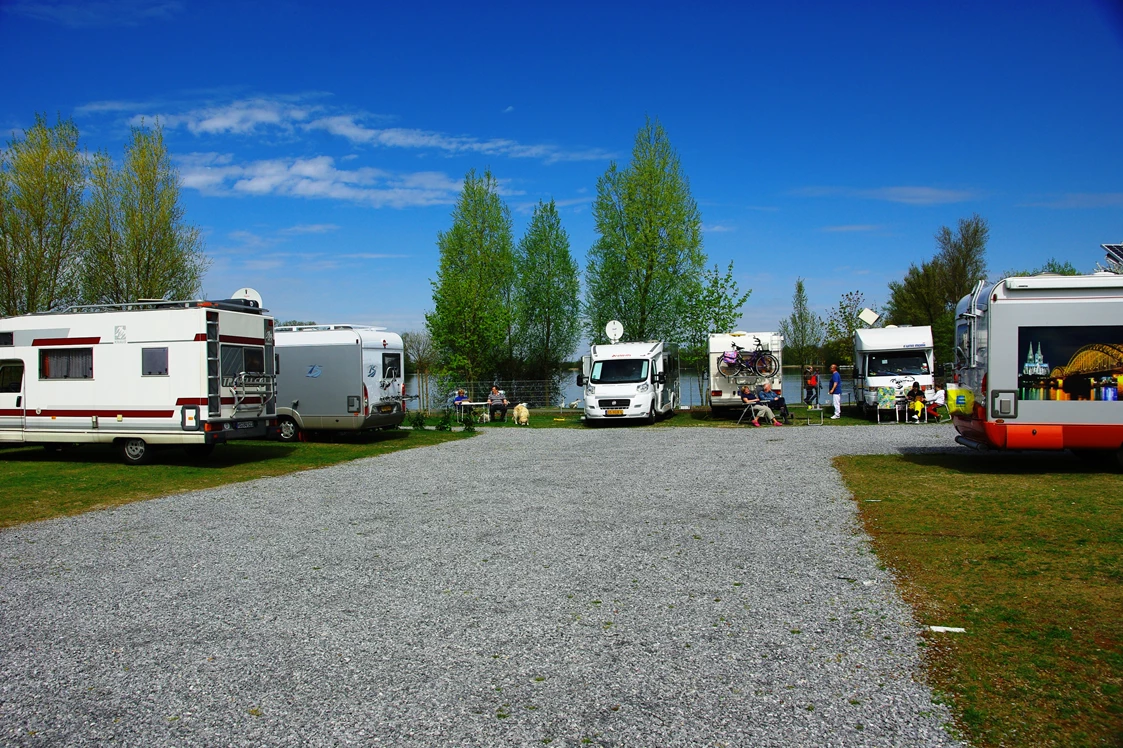 Wohnmobilstellplatz: Stellplatz am Lago Laprello