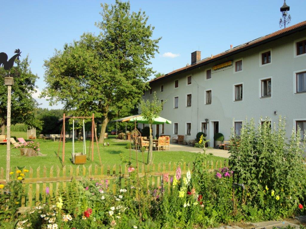 Area sosta per camper - Haiming (Landkreis Altötting) - Wiese mit Sitzgelegenheit - Camping Lehneck