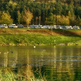 Wohnmobilstellplatz: Vom Stellplatz haben Sie einen wunderschönen Blick über den Twistesee - Reisemobilhafen Twistesee