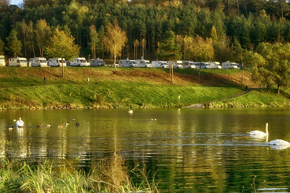 Wohnmobilstellplatz: Vom Stellplatz haben Sie einen wunderschönen Blick über den Twistesee - Reisemobilhafen Twistesee