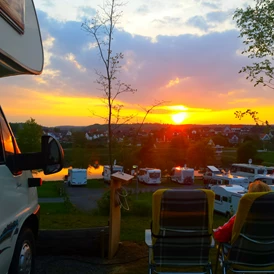 Wohnmobilstellplatz: Blick von der neu errichteten, erhöhten Ebene mit zusätzlichen Stellplätzen. - Reisemobilhafen Twistesee