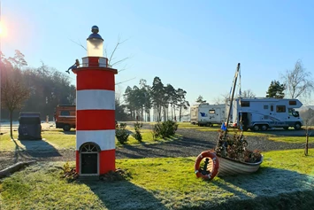 Wohnmobilstellplatz: Der Leuchtturm vom Twistesee ist sehr beliebt und mittlerweile das Wahrzeichen vom Stellplatz geworden. - Reisemobilhafen Twistesee