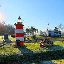 Wohnmobilstellplatz: Der Leuchtturm vom Twistesee ist sehr beliebt und mittlerweile das Wahrzeichen vom Stellplatz geworden. - Reisemobilhafen Twistesee