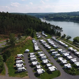 Wohnmobilstellplatz: Herrliche Ruhe inmitten einer wunderschönen Naturlandschaft.
Entdecken Sie die vielfältigen Möglichkeiten rund um den Twistesee. Sich in frischer Luft bewegen, die Schönheit der Natur entdecken und sich richtig wohl fühlen. Der Twistesee ist ein Dorado für Wassersportler, Angler, Sonnenanbeter und Erholungssuchende - Reisemobilhafen Twistesee