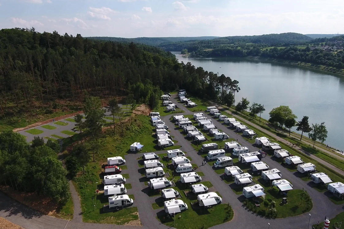 Wohnmobilstellplatz: Herrliche Ruhe inmitten einer wunderschönen Naturlandschaft.
Entdecken Sie die vielfältigen Möglichkeiten rund um den Twistesee. Sich in frischer Luft bewegen, die Schönheit der Natur entdecken und sich richtig wohl fühlen. Der Twistesee ist ein Dorado für Wassersportler, Angler, Sonnenanbeter und Erholungssuchende - Reisemobilhafen Twistesee