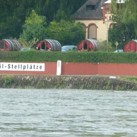 Wohnmobilstellplatz: Direkt am Rhein liegt der Stellplatz für Wohnmobile - Fasshotel am Rheinufer und Stellplatz am  Rheinkilometer 568