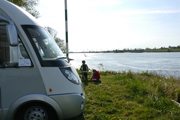 Wohnmobilstellplatz: Idylle in der Flusslandschaft Elbe am Stover Strand  - Wohnmobilpark Camping Stover Strand bei Hamburg an der Elbe