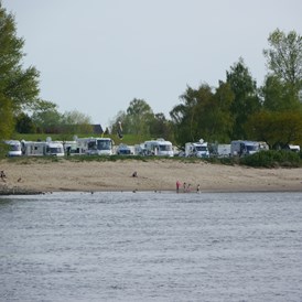 Wohnmobilstellplatz: Wohnmobilpark Camping Stover Strand mit Badestrand  - Wohnmobilpark Camping Stover Strand bei Hamburg an der Elbe