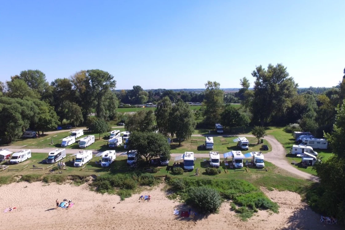 Wohnmobilstellplatz: Wohnmobilstellplatz an der Elbe mit direktem Blick auf die Elbe - Wohnmobilpark Stover Strand bei Hamburg an der Elbe