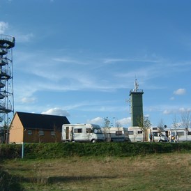 Wohnmobilstellplatz: Caravanplatz mit Aussichtsturm - Caravanplatz Drei-Brüder-Höhe