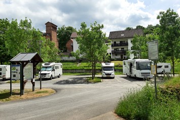 Wohnmobilstellplatz: Einfahrt - Parkplatz Hofwiese