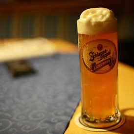 Wohnmobilstellplatz: Das Bier liefert die Schlappeseppel bzw. Eder-Familien-Brauerei Aschaffenburg! - Hotel & Wirtshaus Sauer