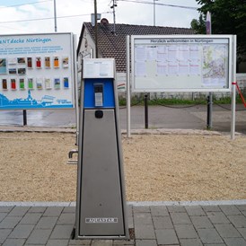 Reisemobilstellplatz: Frischwasseranlage und Informationstafeln im Hintergrund - Reisemobilstellplatz Nürtingen