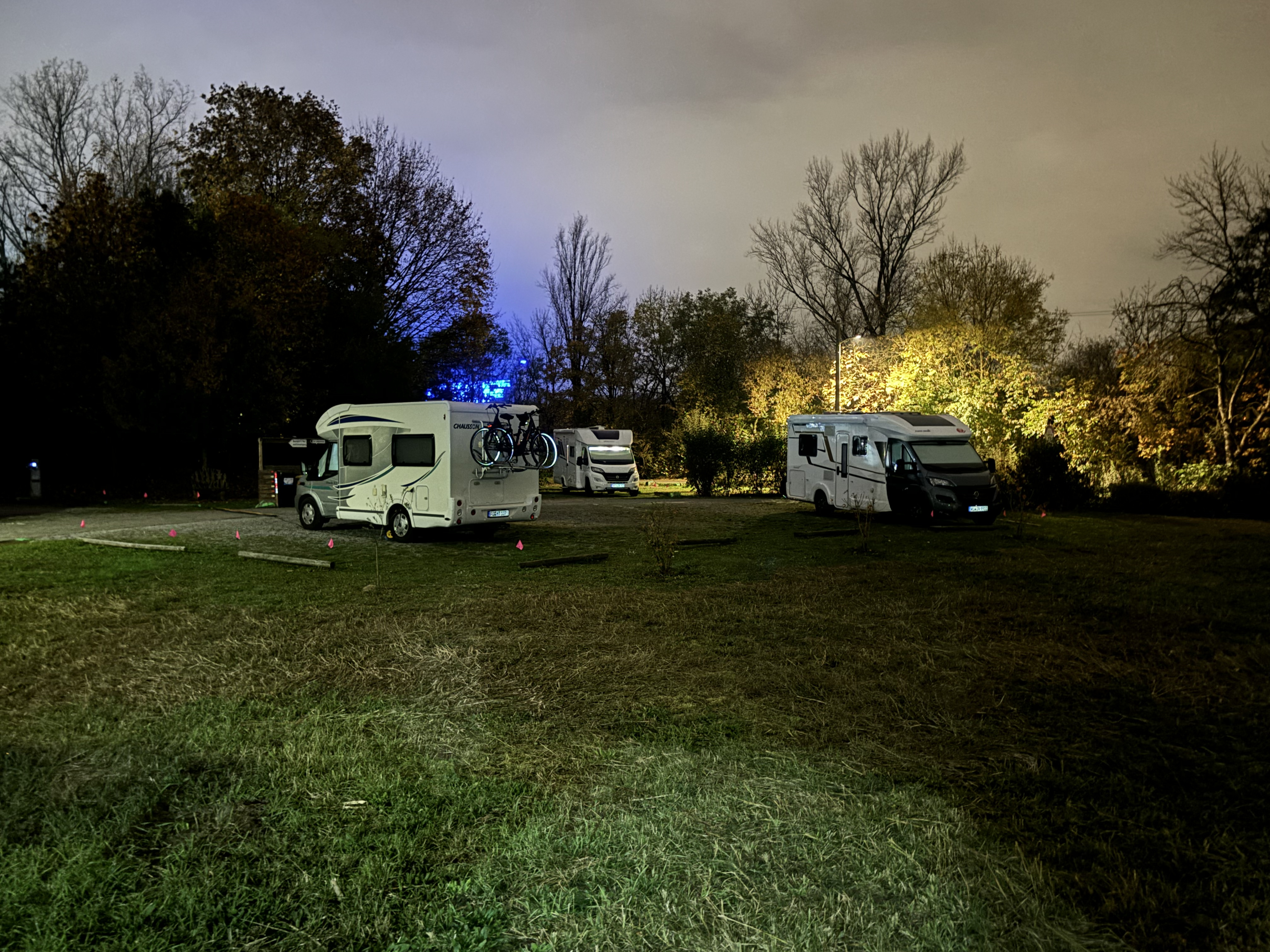 Wohnmobilstellplatz: Platz bei Nacht - Wohnmobilpark „Am Hutrasen“