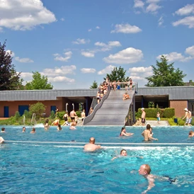 Wohnmobilstellplatz: Hallen- und Freibad in 46414 Rhede - Stellplatz am Hallen- und Freibad