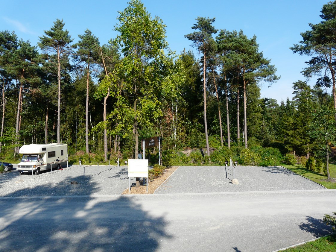 Wohnmobilstellplatz: Es stehen 5 Stellplätze vor der Schranke zur Verfügung... - Campingplatz Auf dem Simpel
