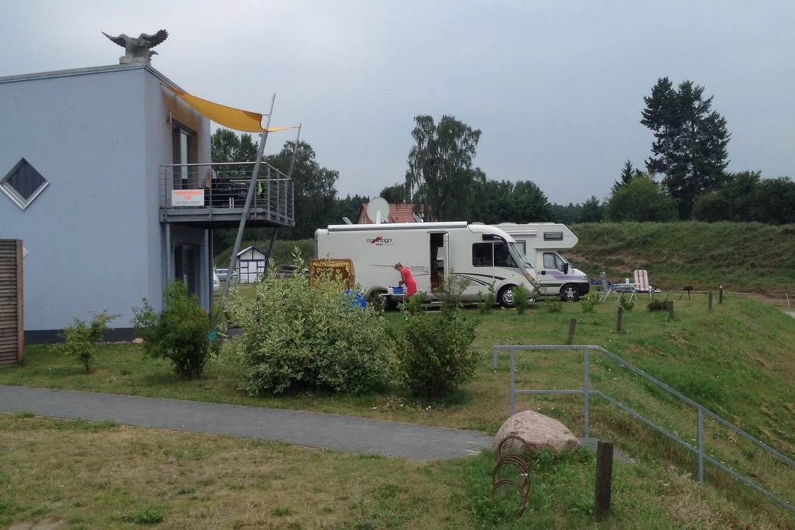 Wohnmobilstellplatz: Hafenmeisterhäuschen. Ferienwohnung und Sanitäranlage - Stellplatz der Marina Malchow