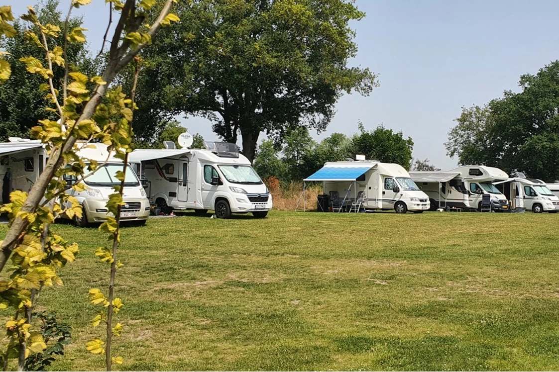 Wohnmobilstellplatz: Campers op de camping op het camperveld. Zonnige plaatsen. - Camping Lansbulten