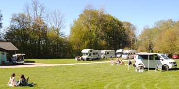 Reisemobilstellplatz - WLAN: nur um die Rezeption vorhanden - Jura - Camping "Les Grottes"