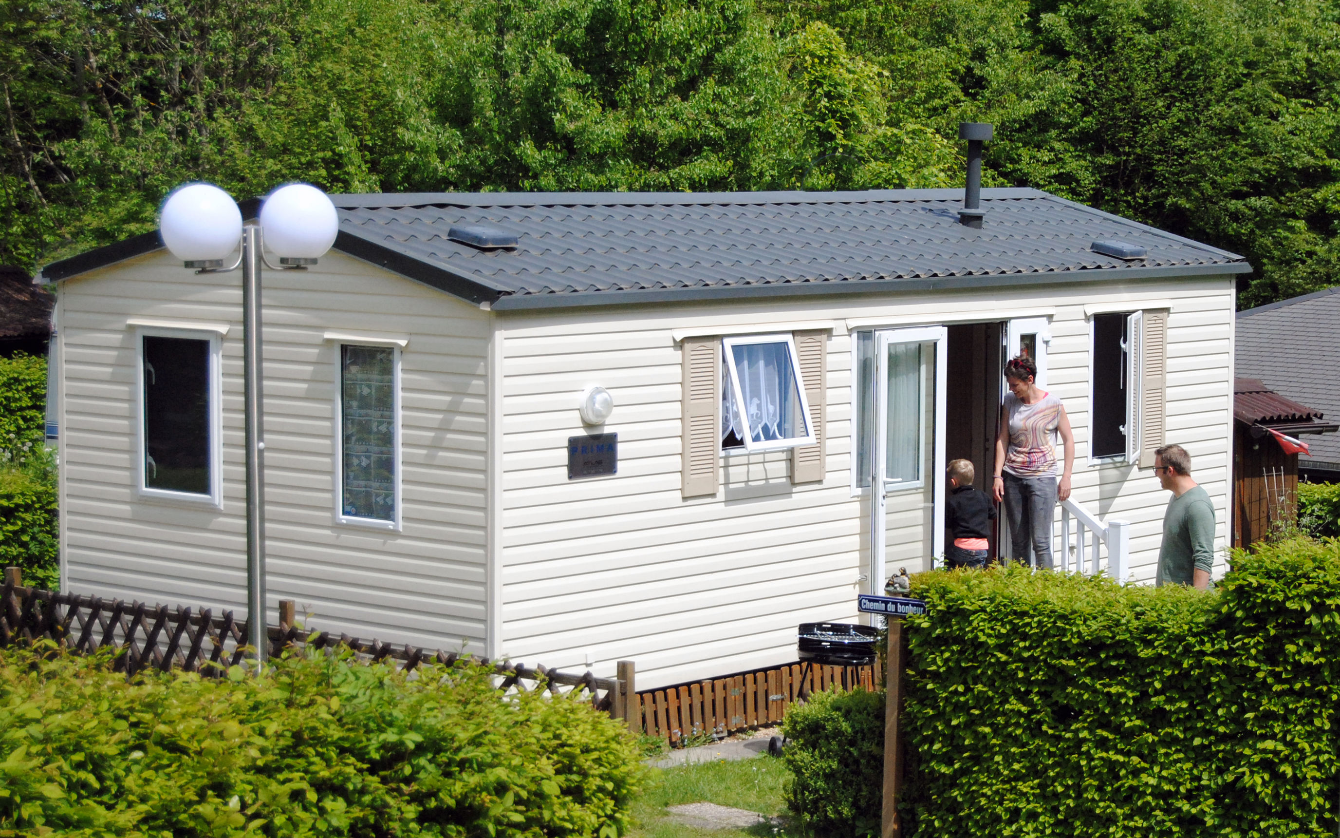 Reisemobilstellplatz: Camping "Les Grottes"  ***Swisscamp. Location bungalows, Swiss-Yourtes, Mobil-Home. Visite des Grottes et du Préhisto-Parc de Réclère. - Campingplatz "Les Grottes"