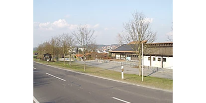 Plaza de aparcamiento para autocaravanas - Umgebungsschwerpunkt: am Land - Theisseil - Parkplatz am Freibad Windischeschenbach
