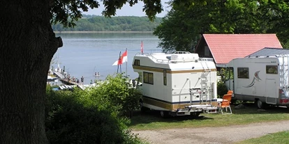Parkeerplaats voor camper - Restaurant - Bad Schwartau - Blick vom Wohnmobilstellplatz auf den See - Stellplatz Naturcamping Buchholz