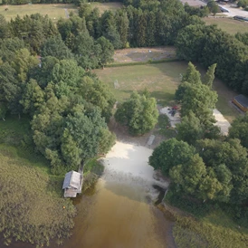 Wohnmobilstellplatz: Strandbereich mit DLRG Haus. - Campingplatz Silbersee Wehdel - Nähe Bremerhaven