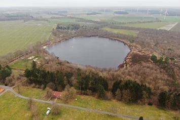 Wohnmobilstellplatz: Oben der Silbersee, davor der Campingplatz mit dem Duschhaus im Winter 2021/2022. - Campingplatz Silbersee Wehdel - Nähe Bremerhaven