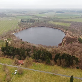 Wohnmobilstellplatz: Oben der Silbersee, davor der Campingplatz mit dem Duschhaus im Winter 2021/2022. - Campingplatz Silbersee Wehdel - Nähe Bremerhaven