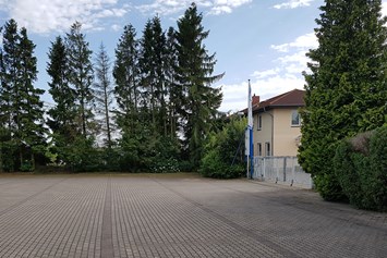 Wohnmobilstellplatz: Einfahrt und Stellplatz - Parkplatz mit Strom für WoMo und co. in Stralsund, M/V 