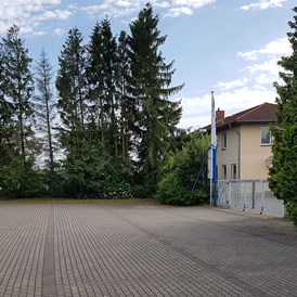 Wohnmobilstellplatz: Einfahrt und Stellplatz - Parkplatz mit Strom für WoMo und co. in Stralsund, M/V 