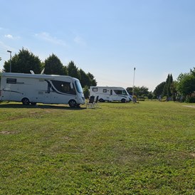 Wohnmobilstellplatz: Parkplatz mit Strom für WoMo und co. in Stralsund, M/V 
