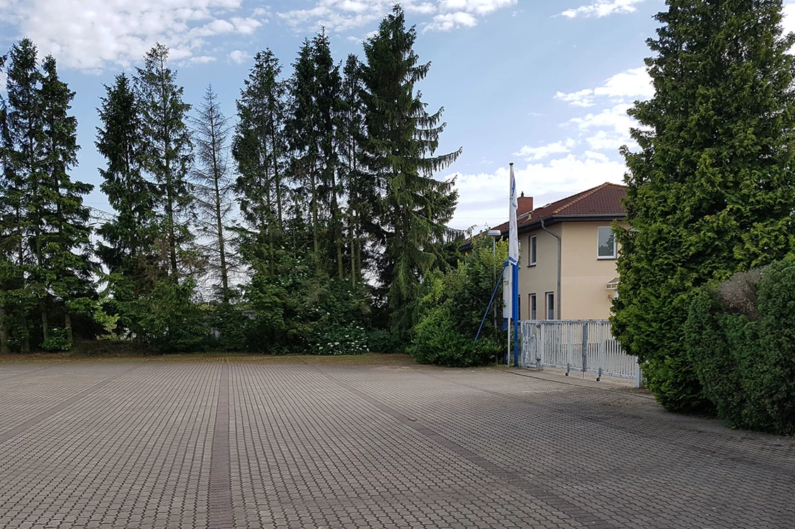 Wohnmobilstellplatz: Einfahrt und Stellplatz - Parkplatz / Stellplatz mit Strom für WoMo und co. in Stralsund, M/V 