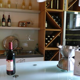 Wohnmobilstellplatz: Genießen Sie Weine von unserem Weingut und lernen Sie uns bei einer kleinen Weinprobe näher kennen. - Weingut Helmut Koch