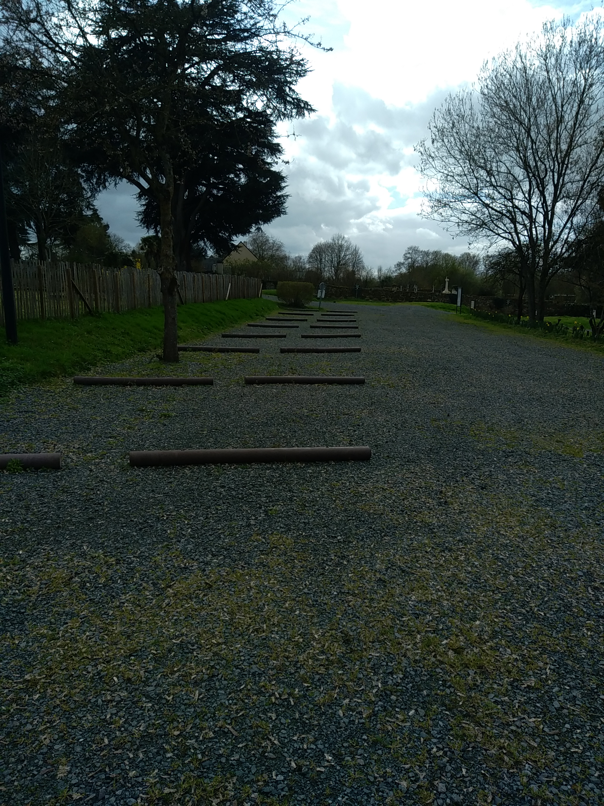 Area sosta per camper - Paesi della Loira - Emplacement délimité sur parking en gravier bleu dur - Städtisches Parken