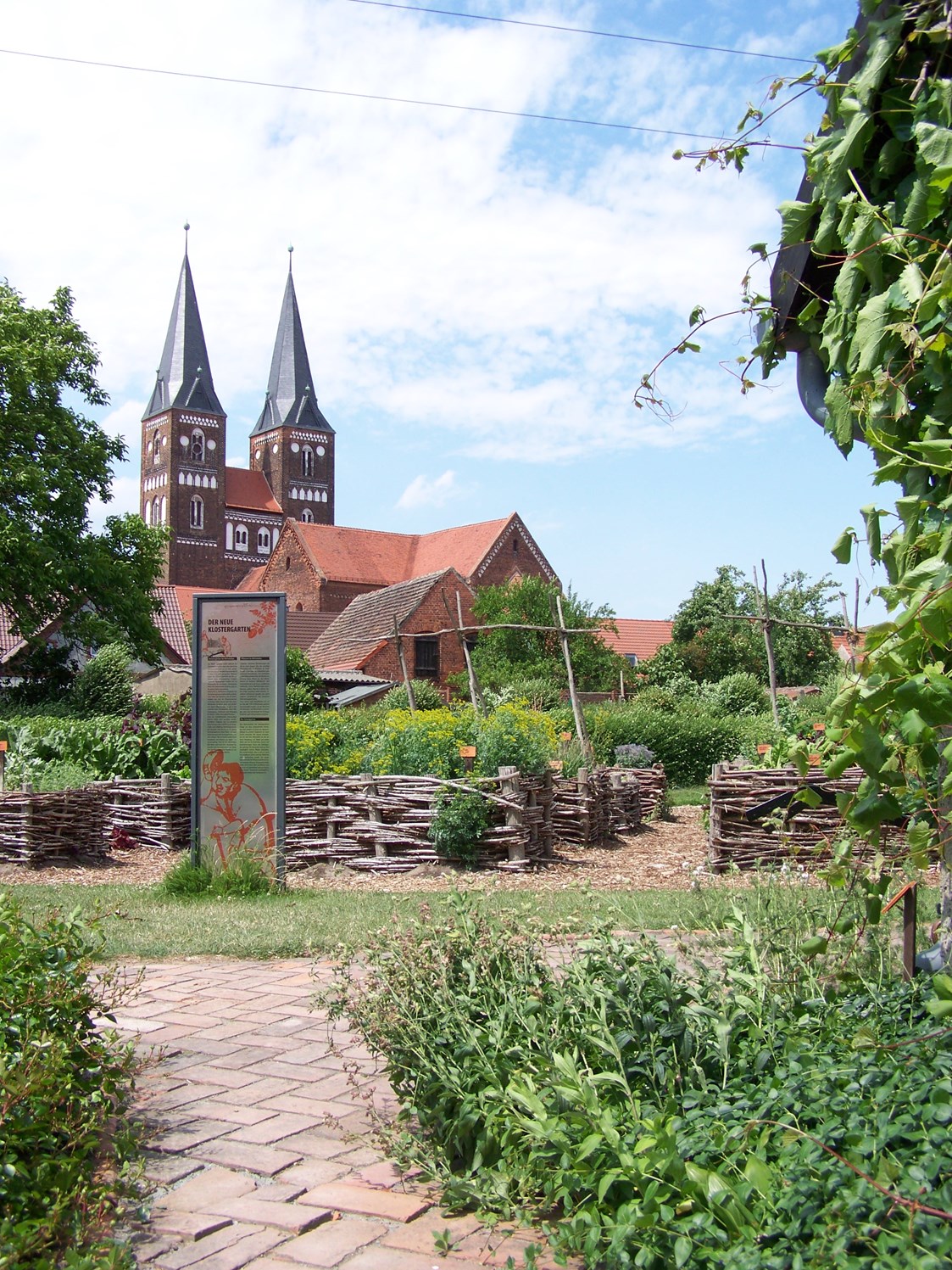 Wohnmobilstellplatz: Blick vom Klostergarten auf das Kloster Jerichow - Stellplatz am Kloster Jerichow