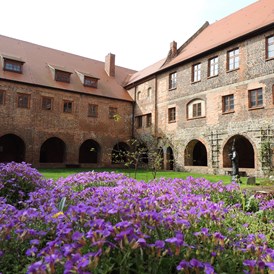 Wohnmobilstellplatz: Blick in den Innenhof des Klosters Jerichow - Stellplatz am Kloster Jerichow