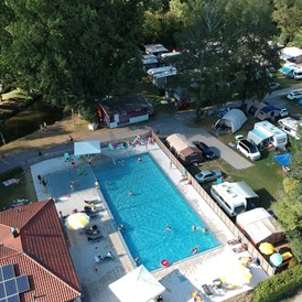 Wohnmobilstellplatz: Luftaufnahme Pool - Park Camping Iller