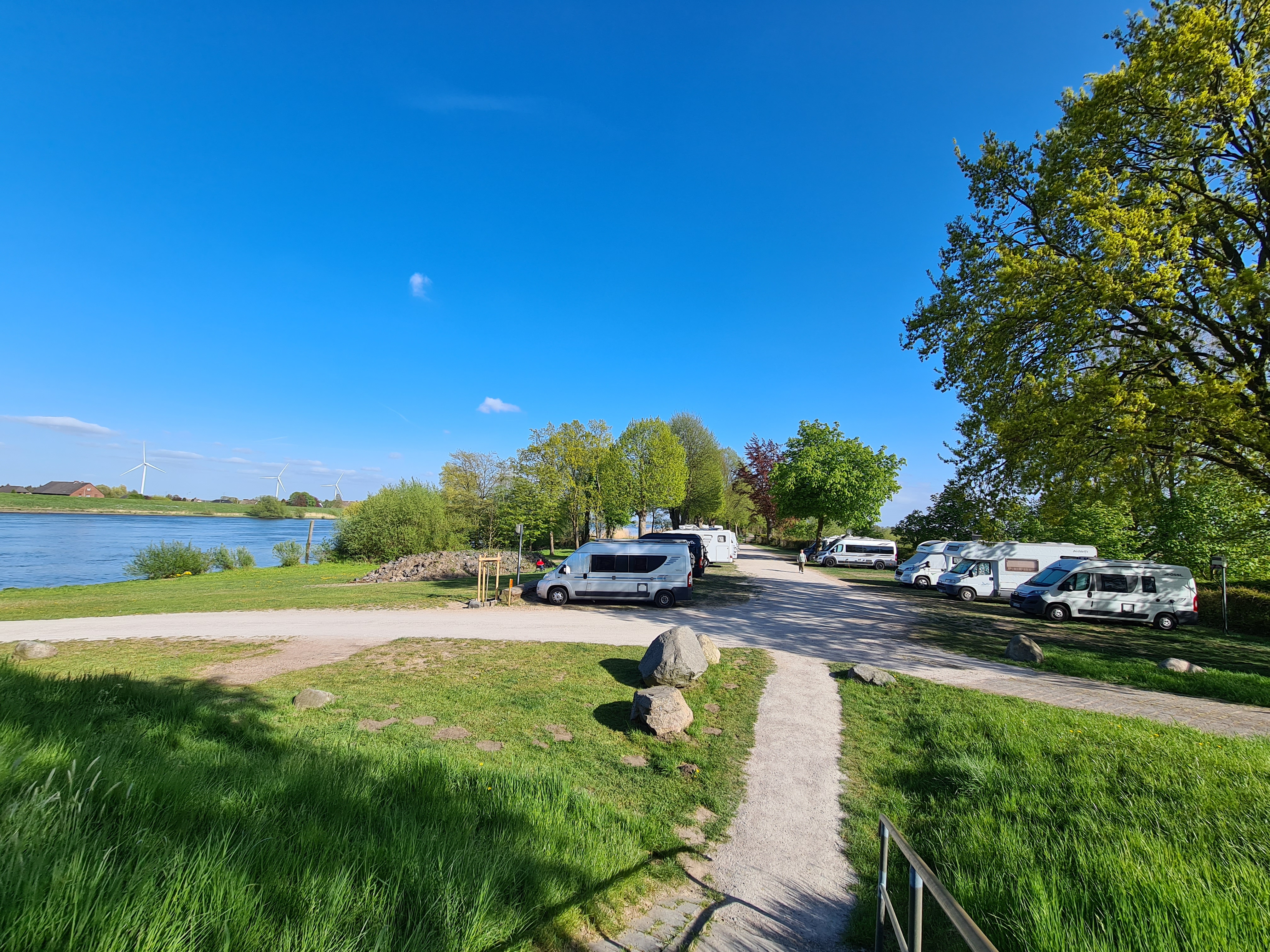 Wohnmobilstellplatz: Stellplatzbereiche Norderelbe 1. & 2. Reihe - Elbepark Bunthaus - Der Wohnmobilhafen in Hamburg
