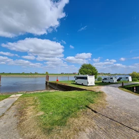 Wohnmobilstellplatz: Stellplatz Norderelbe Wiese  - Wohnmobilhafen Elbepark Bunthaus Hamburg