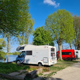 Wohnmobilstellplatz: Stellplatz Norderelbe 1. Reihe - Wohnmobilhafen Elbepark Bunthaus Hamburg