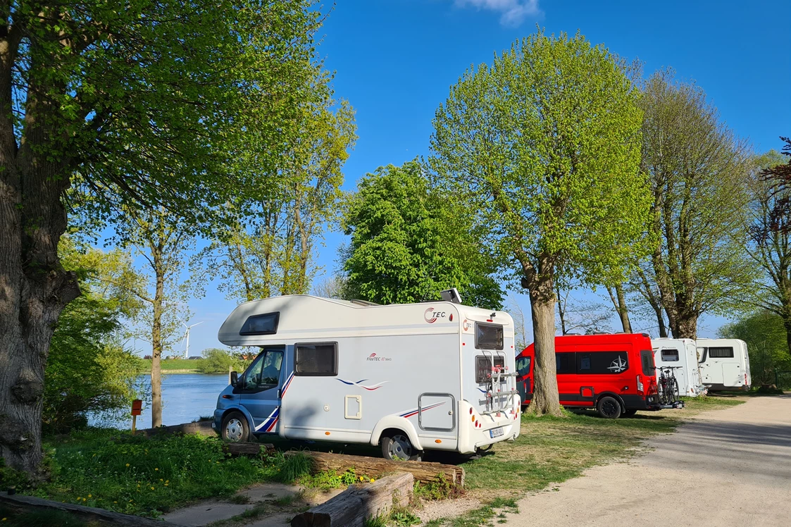 Wohnmobilstellplatz: Stellplatz Norderelbe 1. Reihe - Wohnmobilhafen Elbepark Bunthaus Hamburg