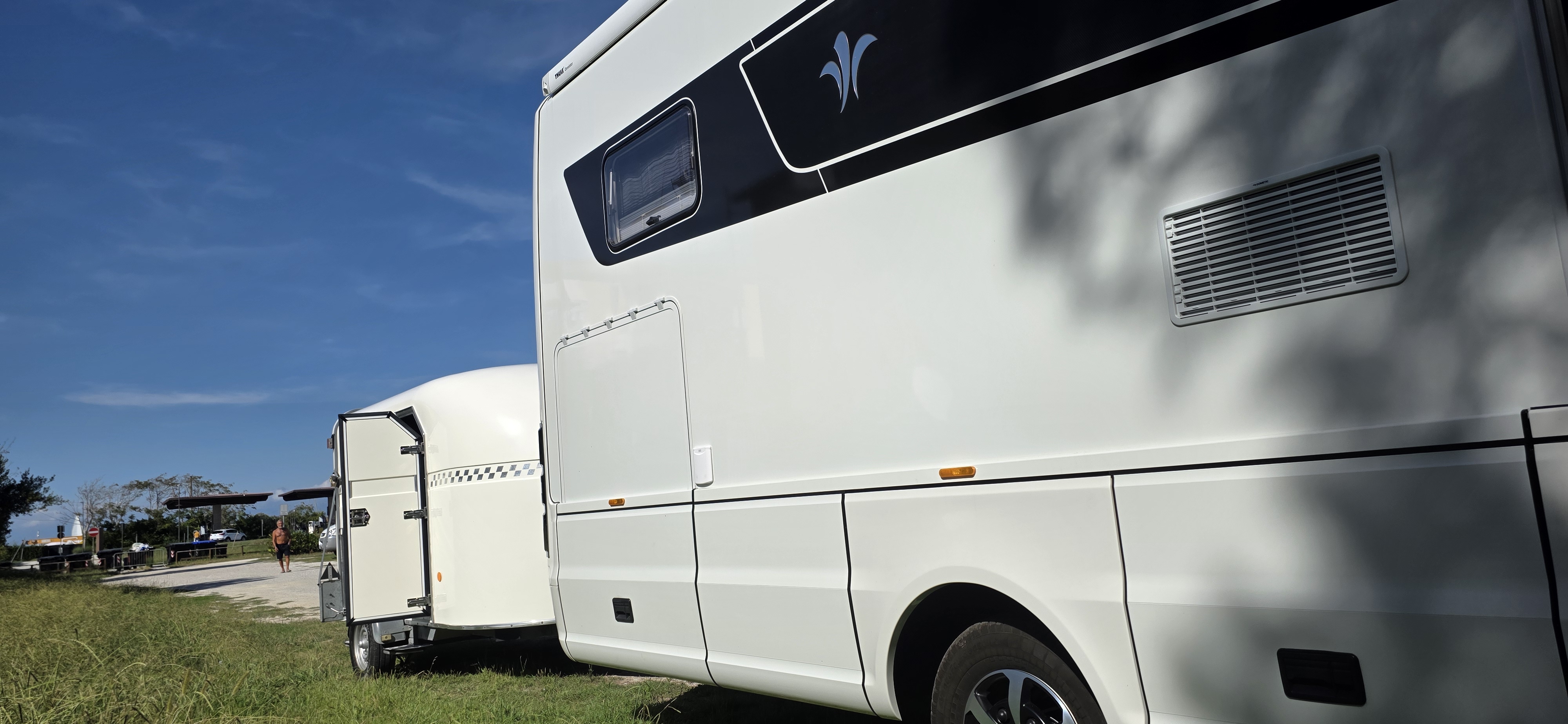 Wohnmobilstellplatz: Schöner Warteplatz für die Überfahrten mit den Fähren von Livorno aus. Auch mit Hänger, wenn man fahren kann, gut anzuführen.  - Area Sosta Camper Marina di Pisa