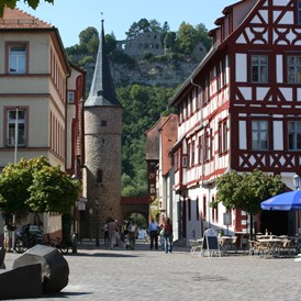 Wohnmobilstellplatz: historische Altstadt Karlstadt (Marktplatz) mit Blick auf die Ruine Karlsburg - Karlstadt - Mühlbach