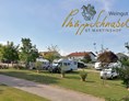 Wohnmobilstellplatz: große Stellplatz-Wiese vis-a-vis zum Weingut am Ortsrand - Weingut Philipp Schnabel Siefersheim