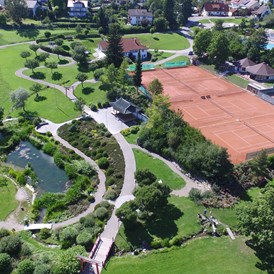 Wohnmobilstellplatz: Japanischer Garten mit Tennisplatz - Stellplatz am Freibad