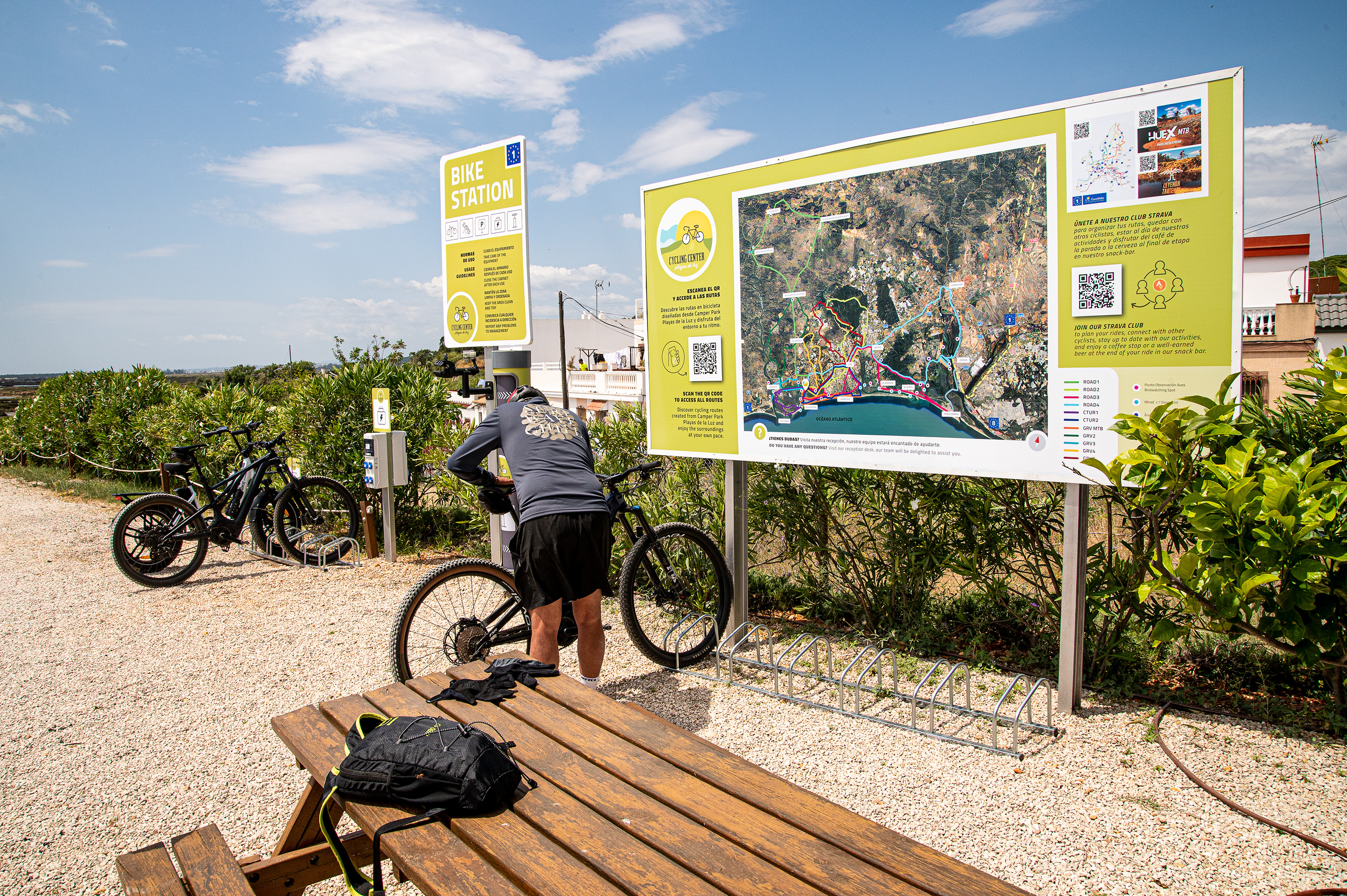 kampeerplaats voor campers - Costa de la Luz - Punto de información cicloturística del Cycling & Experience Center de Camper Park Playas de Luz, en Isla Cristina (Huelva). Información sobre rutas en bicicleta, la Vía Verde Litoral y los espacios naturales de la Costa de la Luz. Un servicio especializado para autocaravanistas aficionados al ciclo - Camper Park Playas de Luz