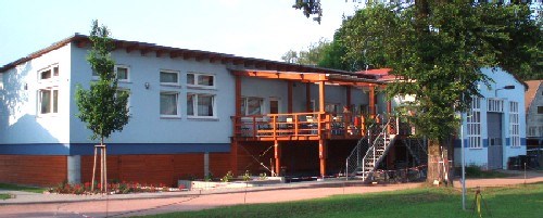Wohnmobilstellplatz: Vereinsgebäude mit Außenterrasse vom Seesportverein Dessau e.V. - Seesportverein Dessau e.V.
